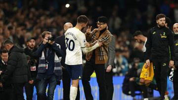 LONDON, ENGLAND - NOVEMBER 12: Son Heung-Min celebrates with Rodrigo Bentancur of Tottenham Hotspur after their sides victory during the Premier League match between Tottenham Hotspur and Leeds United at Tottenham Hotspur Stadium on November 12, 2022 in London, England. (Photo by Paul Harding/Getty Images)