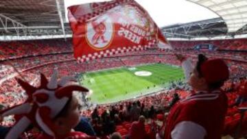 Unos aficionados del Liverpool animan a su equipo antes de la final de la Copa inglesa (FA Cup) entre el Liverpool y el Chelsea en el estadio de Wembley en Londres.