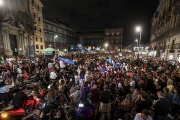 Miles de seguidores del Nápoles se congregaron en la madrugada del jueves en las plazas de Trieste y Trento de la ciudad partenopea para el celebrar la Copa que su equipo acababa de ganar ante la Juventus en Roma. Los hinchas se olvidaron del distanciamiento social y de las mascarillas que se recomiendan para combatir al COVID-19.  