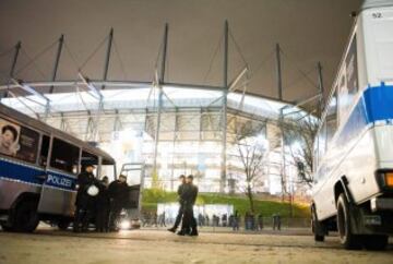 Fuertes medidas de seguridad en los alrededores del estadio Volksparkstadion de Hamburgo. Durante el encuentro de la Bundesliga entre el Hamburgo y el Dortmund 