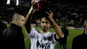 <b>SU ÚLTIMA COPA. </b>Raúl levantó la Taci Oil Cup el 19 de enero.