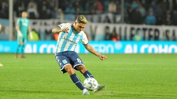 Juan Fernando Quintero marcó en la victoria de Racing sobre Estudiantes.