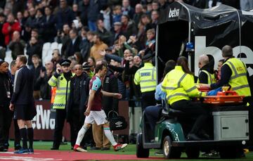 Tras la derrota de 0-3 ante el Burnley, seguidores de los Hammers ingresaron al campo para recriminar a sus jugadores.