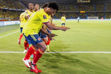 La Selección Colombia venció 3-1 a la Selección de Chile en el Metropolitano de Barranquilla por la fecha 10 de Eliminatorias Sudamericanas.