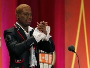 Dennis Rodman entró en Hall of Fame de la NBA en 2011. El jugador logró cinco campeonatos: dos con los Detroit Pistons (1989 y 1990) y tres con los Chicago Bulls (1996, 1997 y 1998). Rodman estuvo en dos de los equipos más legendarios y recordados de la liga estadounidense.