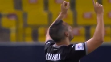 La locura de Santi Cazorla: ¡es derecho y anotó un golazo de tiro libre con la zurda!