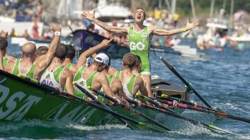 Los chicos de la trainera de Hondarribia celebran la victoria en la Bandera de la Concha masculina. 