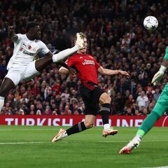 Doble asistencia de Davinson en triunfo ante United en Champions