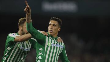 Cristian Tello celebra el gol con Loren Moron en el Real Betis-Real Madrid.
