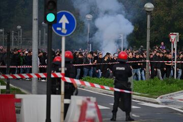 Los aficionados del Anderlecht llegando al Reale Arena. La Ertzaintza tuvo que intervenir en diversas ocasiones.