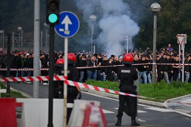 Los aficionados del Anderlecht llegando al Reale Arena. La Ertzaintza tuvo que intervenir en diversas ocasiones.