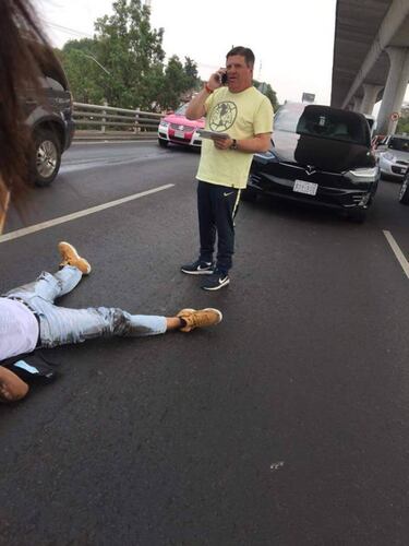 Miguel Herrera auxilia a motociclista tras accidente