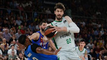 El pivot croata del Joventut de Badalona Ante Tomic (d) lucha con el pivot norteamericano del Fc Barcelona Brandon Davies (i), durante el segundo partido de la serie semifinal de la Liga Endesa disputado en el Palau Blaugrana entre el Fc Barcelona y el Club Joventut de Badalona. EFE/Quique García