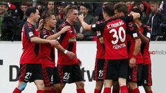 Los jugadores del Friburgo celebrando el segundo tanto ante el Schalke.