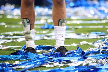 Detalle de las espinilleras del actual jugador del FC Barcelona, Marcos Alonso, con las im¨¢genes de su padre y abuelo.