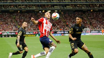 AME4802. GUADALAJARA (MÉXICO), 08/05/2024.- Roberto Alvarado (i) del Guadalajara disputa el balón con Brian García (d) de Toluca este miércoles, durante un partido de los cuartos de final del torneo clausura 2024 de la liga del fútbol mexicano entre Guadalajara y Toluca, disputado en el Estadio Akron en la ciudad de Guadalajara (México). EFE/ Francisco Guasco