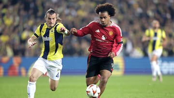 Istanbul (Turkey), 24/10/2024.- Caglar Soyuncu (L) of Fenerbahce in action against Joshua Zirkzee of Manchester United during the UEFA Europa League soccer match between Fenerbahce SK and Manchester United, in Istanbul, Turkey, 24 October 2024. (Turquía, Estanbul) EFE/EPA/ERDEM SAHIN