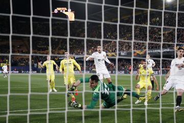 0-1. Gonçalo Guedes marcó el primer gol tras despejar el portero Andrés Fernández el penalti lanzado por Dani Parejo.