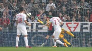 Samir Handanovic intenta evitar que la pelota entre a su arco. Al final fue gol de Maxime Lestienne y el 2-2 transitorio. 