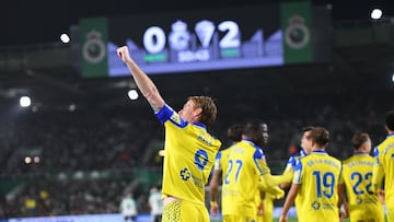 Álex Fernández celebrando el 0-2 en El Sardinero. Foto: Cádiz CF.