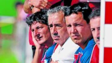 <b>ATENTO. </b>Preciado, ayer en el banquillo junto a Tejada y Lobelle.