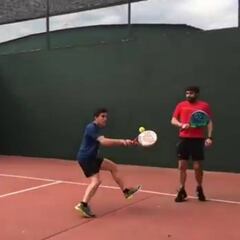 Márquez jugando al pádel: menos mal que se dedicó a las motos...