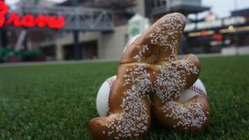 Un gigantesco pretzel con el logo de los Atlanta Braves.                           