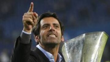 <b>RENOVÓ POR UN AÑO SU CONTRATO</b> Quique renovó por el Atlético por una temporada al final de la pasada temporada. El equipo no jugó bien en Liga, donde se dejó ir ante la posibilidad de llegar lejos en las otras dos competiciones. Quique cogió al equipo aún en Champions, pero prácticamente eliminado. Luego, en Europa League ganó el título. Este año quiere luchar por todo.