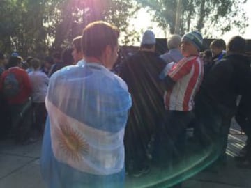 Hinchas colombianos y argentinos se reúnen en Viña del Mar para el partido de los cuartos de final.