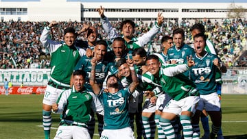 Futbol, Santiago Wanderers vs Colo Colo
Fecha 2. Fase de grupos Copa Chile 2025.
El jugador de Santiago Wanderers Jorge Gatica celebra con sus compañeros después de convertir un gol durante el partido del grupo B de la Copa Chile disputado en el estadio Elias Figueroa de Valparaiso,Chile.
03/02/2025
Martin Thomas/Photosport
Football, Santiago Wanderers vs Colo Colo.
Second date, Copa Chile 2025.
Santiago Wanderers player Jorge Gatica, celebrates with teammates after scoring scores during a Group B match of the Copa Chile championship held at the Elias Figueroa stadium in Valparaiso, Chile.
03/02/2025
Martin Thomas/Photosport