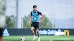 El delantero noruego Jörgen Strand Larsen conduce el balón durante un entrenamiento del Celta