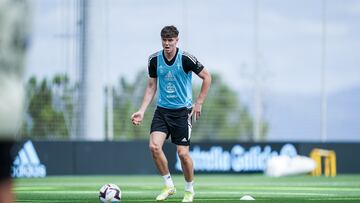 El delantero noruego J?rgen Strand Larsen conduce el bal¨®n durante un entrenamiento del Celta