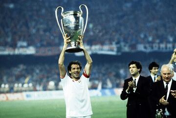 Champions League (AC Milan 1994) y Campeón del Mundo con Italia en 1982