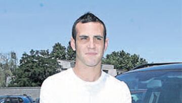 <b>DURO. </b>Moisés posó para AS tras su 'rajada' en sala de prensa.