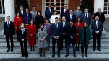 Foto de familia del nuevo Gobierno de Pedro Sánchez, este martes en La Moncloa antes del primer Consejo de Ministros | JON NAZCA (REUTERS)