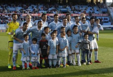 El once inicial del Celta de Vigo. De pie: Sergio Álvarez, Guidetti, Cabral, Radoja, Sergi Gómez, Wass. Agachados: Jonny, Marcelo Díaz, Iago Aspas, Hugo Mallo y Nolito.  