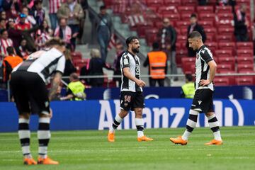 Los jugadores del Levante se lamentan tras el tercer gol del Atlético de Madrid, convertido por el delantero Fernando Torres