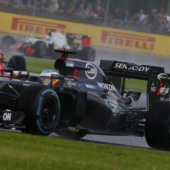 Fernando Alonso peleó en Silverstone con el coche tocado