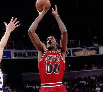 El 'jefe' en las zonas de los m¨ªticos Celtics de los 80 acab¨® su carrera con el doble cero en la camiseta... de los Bulls, con los que jug¨® 43 partidos en la temporada 1996-97. De sus 1611, 1134 los jug¨® con los Celtics. El resto, Warriors, Hornets y Bulls.