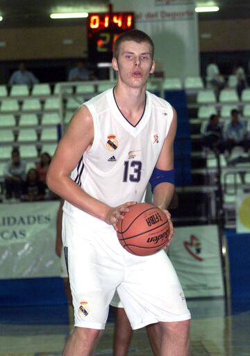 Llegó a la cantera del Madrid en el 2000 y salió del equipo de malos modos. Se escapó en junio de 2002, sin permiso del club, para participar en los entrenamientos previos al draft de ese año. Tras brillar en el Baskonia, recaló en el Barça en el verano de 2013. Jugó dos temporadas (2013-15) y ganó la Liga en su primer año.