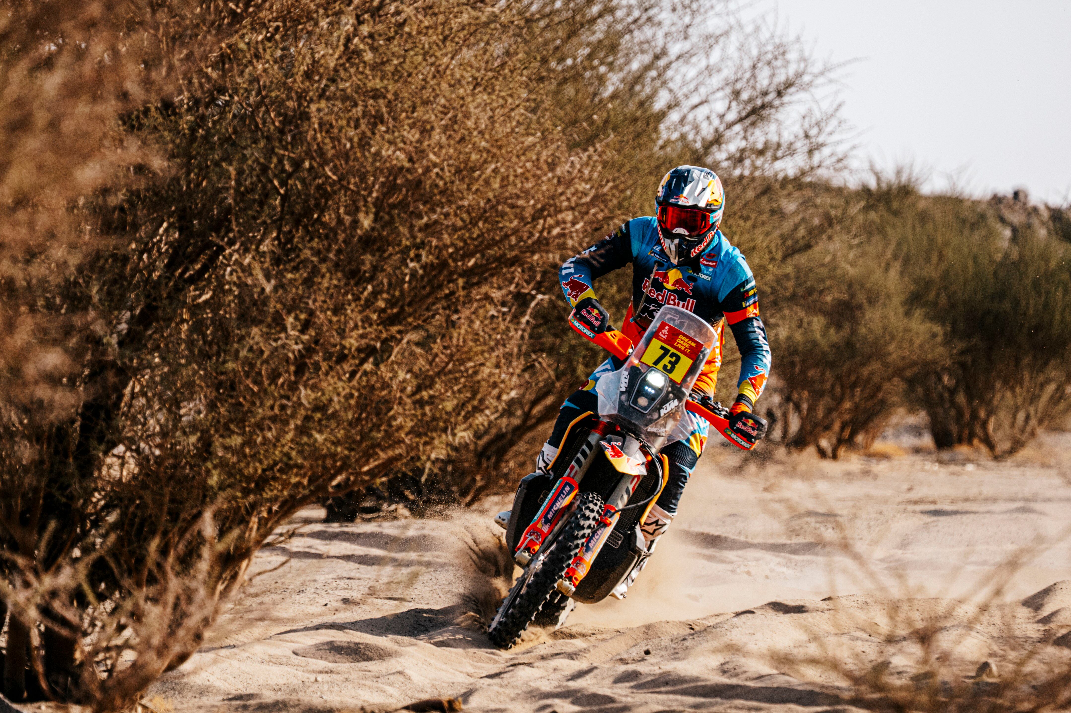 YANBU (ARABIA SAUDÍ), 15/01/2026.- Edgar Canet ha vuelto a firmar una brillante actuación en la antepenúltima etapa, con una tercera posición. La general cambia de manos y el nuevo líder es el argentino Luciano Benavides (KTM), con 23 segundos de ventaja tras la estrategia de Ricky Brabec, mientras que el estadounidense Daniel Sanders cedió tiempo pero sigue en carrera y el español Edgar Canet fue tercero en la etapa. EFE/ Irina Petrichei  Dakar Rally 2026 SOLO USO EDITORIAL SOLO DISPONIBLE PARA ILUSTRAR LA NOTICIA QUE ACOMPAÑA (CRÉDITO OBLIGATORIO)
