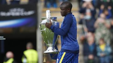 N&#039;Golo Kaant&eacute; sostiene la copa de la Champions League