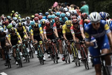 El belga Greg Van Avermaet, vistiendo el maillot amarillo de líder general.