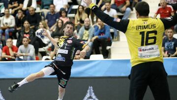 Bucharest (Romania), 15/10/2017.- Juan Garcia Lorenzana (L) of Abanca Ademar Leon scores against Dinamo Bucharest&#039;s goalkeeper Ionut Adrian Irimus during the EHF Champions League handball match between Dinamo Bucharest and Abanca Ademar Leon, in Bucharest, Romania, 15 October 2017. (Bucarest, Liga de Campeones, Balonmano, Ruman&iacute;a) EFE/EPA/ROBERT GHEMENT