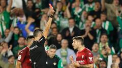 SEVILLA, 06/11/2022.- El árbitro Sánchez Martínez (c) muestra la tarjeta roja al defensa argentino del Sevilla Gonzalo Montiel (d) durante el partido de Liga en Primera División que disputan Real Betis y Sevilla FC este domingo en el estadio Benito Villamarín. EFE/José Manuel Vidal
