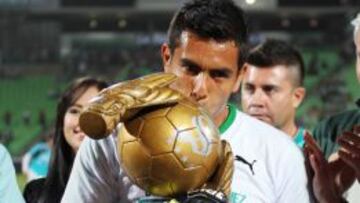 Oswaldo Sánchez, portero del Santos Laguna, recibe un homenaje por el nuevo récord de partidos disputados en México.