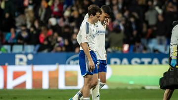 Mouriño ayuda a Francho a retirarse del campo.