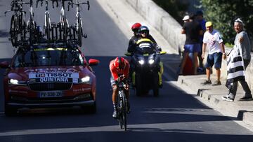 Lacapelle-marival (France), 23/07/2022.- Colombian rider Nairo Quintana of Team Arkea Samsic in action during the 20th stage of the Tour de France 2022, an individual time trial over 40.7km from Lacapelle-Marival to Rocamadour, France, 23 July 2022. (Ciclismo, Francia) EFE/EPA/YOAN VALAT