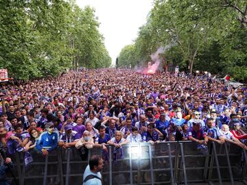 Decenas de miles de personas estuvieron vitoreando al Valladolid durante la celebración del ascenso. El festejo acabó en la Acera de Recoletos, donde Pacheta fue el más aplaudido y se pidió a Gonzalo Plata que se quedara en el día que el presidente Ronaldo besó el escudo del Real Valladolid.