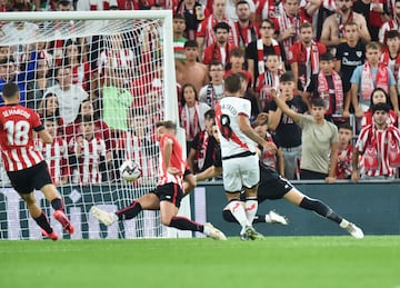 0-1. Óscar Trejo marca el primer gol.